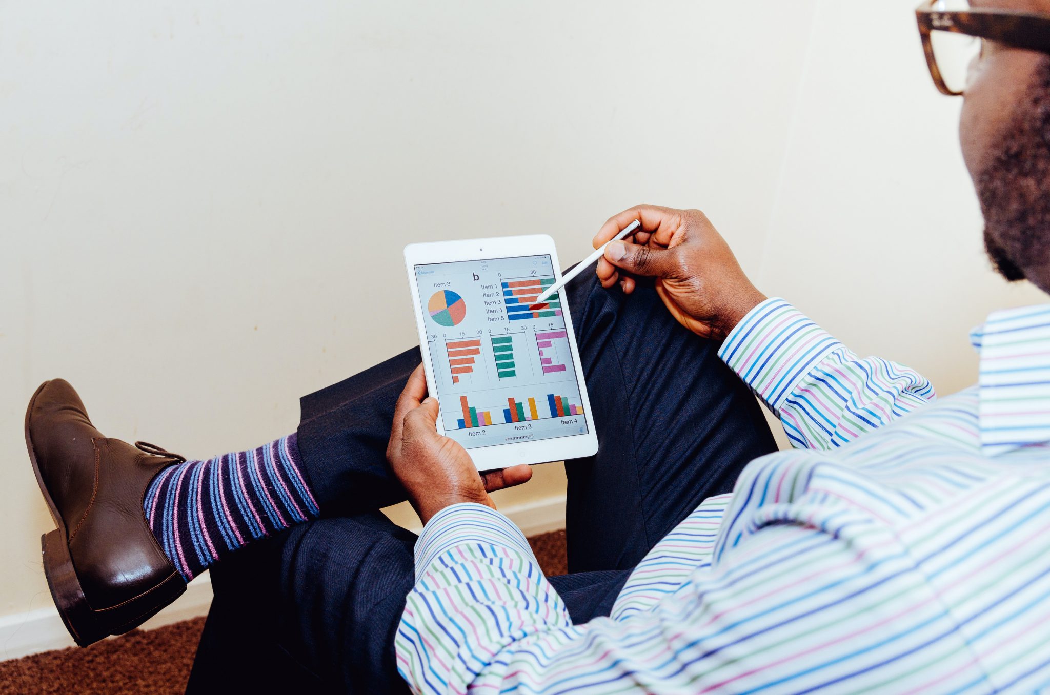 Homem de negócios analisando dados em tablet.