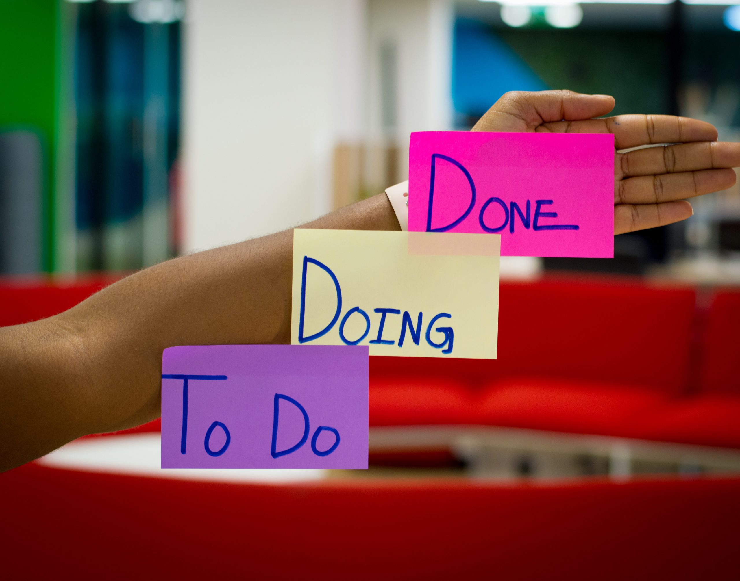 Braço com post-its "To do", "Doing", "Done".