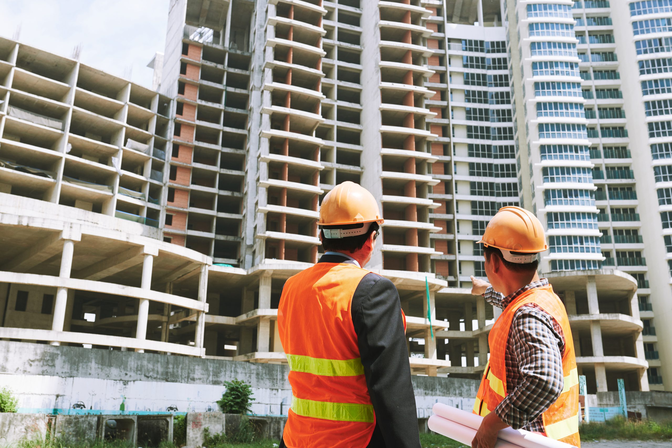 Imagem de canteiro de construção civil com engenheiros.